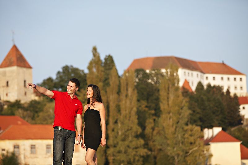 Romanticni sprehod ob Dravi s pogledom na mogocni Ptujski grad.JPG